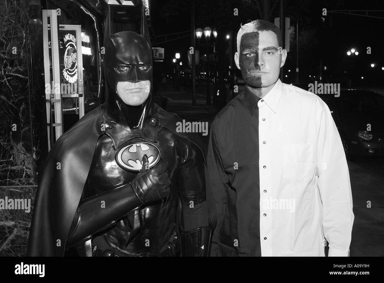 Erwachsene, gekleidet im Kostüm für Halloween schwarz / weiß dokumentarischen Stil street photography Stockfoto