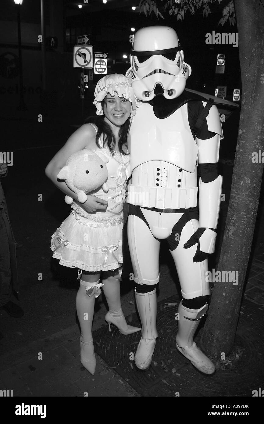 Dokumentarischen Stil Straßenfotografie, Porträts von Menschen, die für Halloween Kostümen gekleidet. Erwachsene. Stockfoto