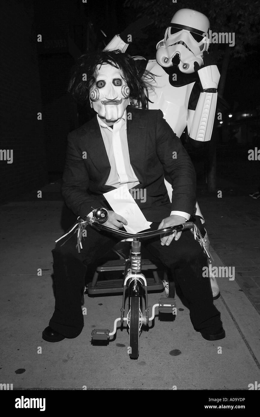 Dokumentarischen Stil Straßenfotografie, Porträts von Menschen, die für Halloween Kostümen gekleidet. Erwachsene. Stockfoto