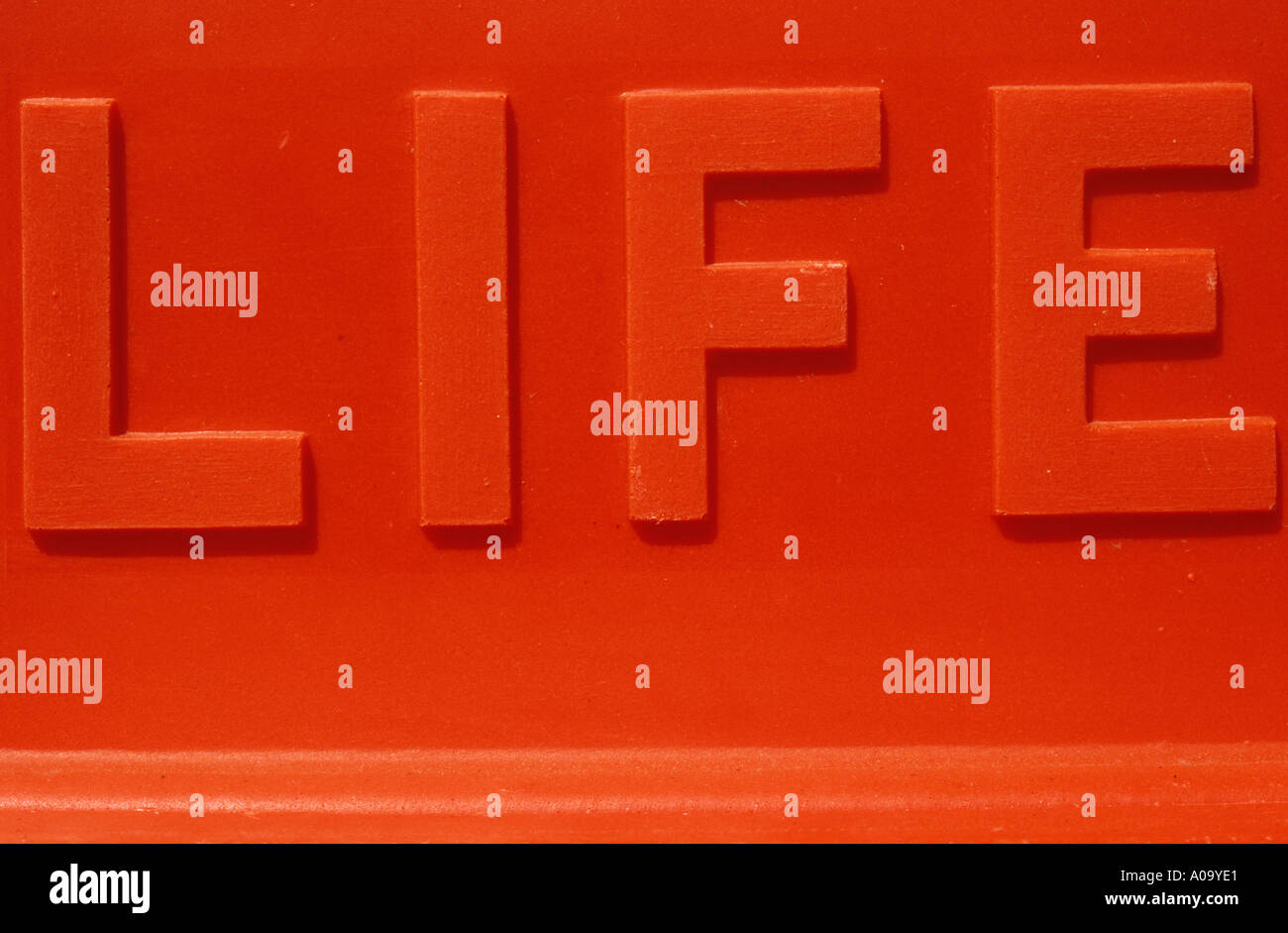 Erhöhten roten Lettern auf rotem Hintergrund besagt das Wort Leben Stockfoto