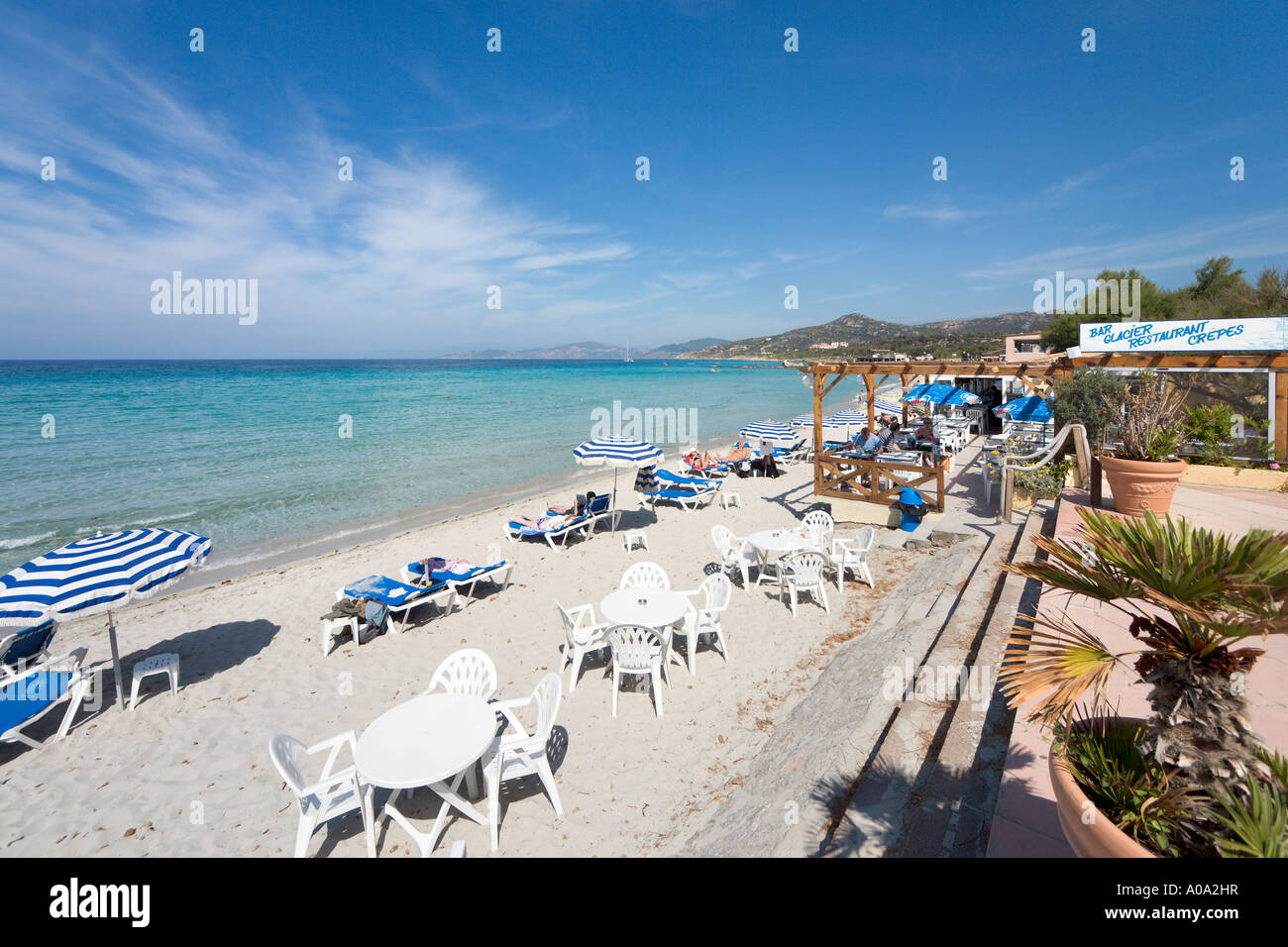 Am Strand Café-bar l ' Ile Rousse, La Balagne, Korsika, Frankreich Stockfoto
