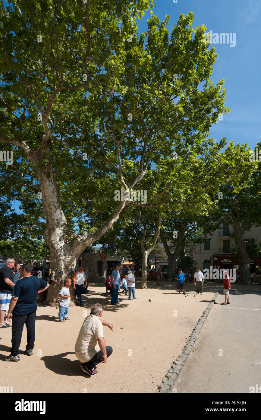 Boule-Spieler auf dem Hauptplatz der Altstadt, L'iIle Rousse, La Balagne, Korsika, Frankreich Stockfoto