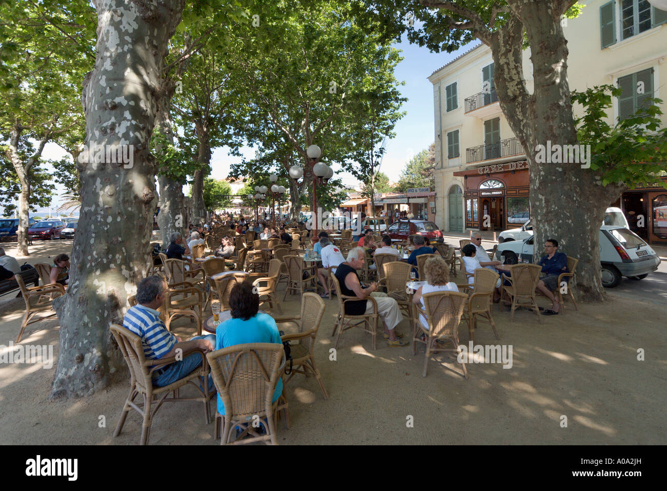 Straßencafé auf dem Hauptplatz der Altstadt, L'iIle Rousse, La Balagne, Korsika, Frankreich Stockfoto