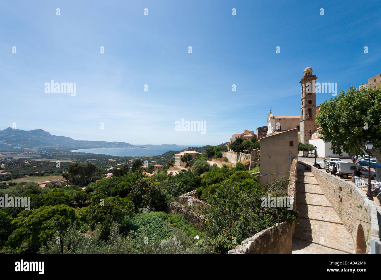 Blick auf den Ortskern und der Kirche mit Blick auf die Küste, Lumio, La Balagne, Korsika, Frankreich Stockfoto