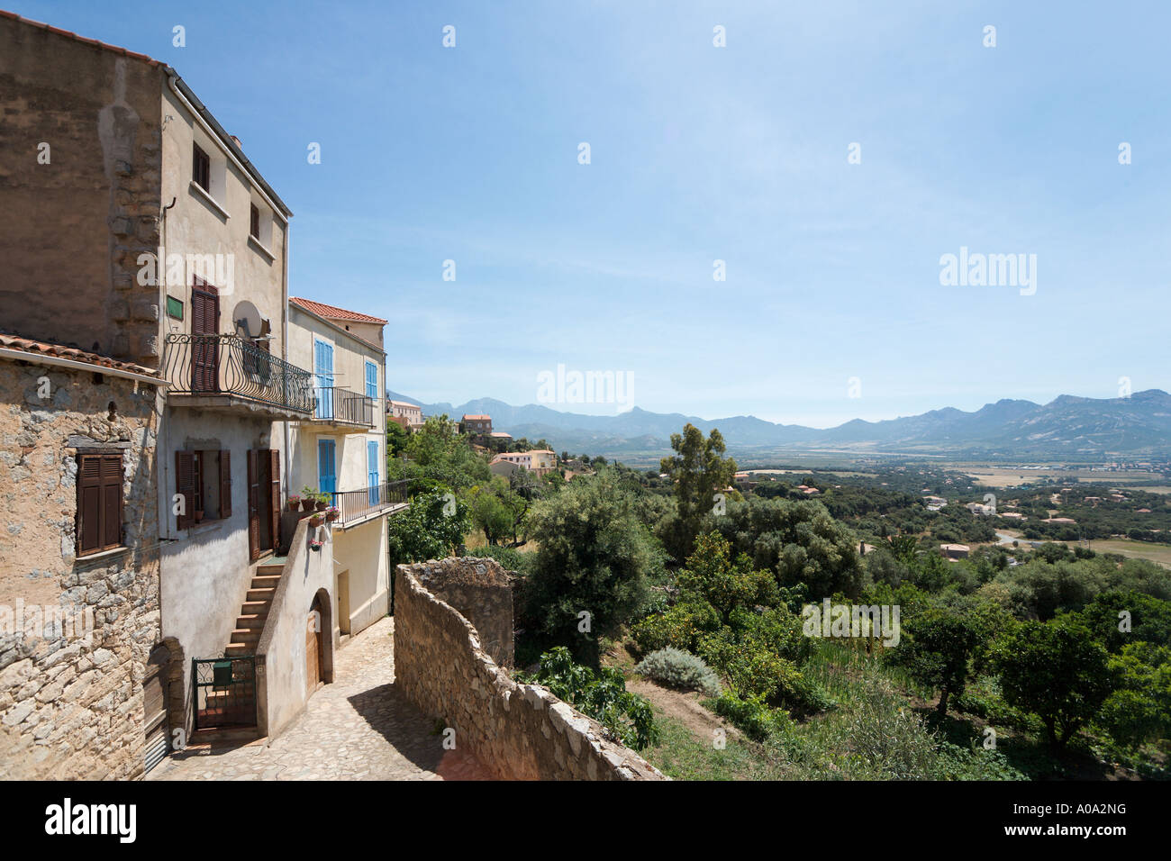 Blick über die Landschaft von der Ortsmitte entfernt, Lumio, La Balagne, Korsika, Frankreich Stockfoto