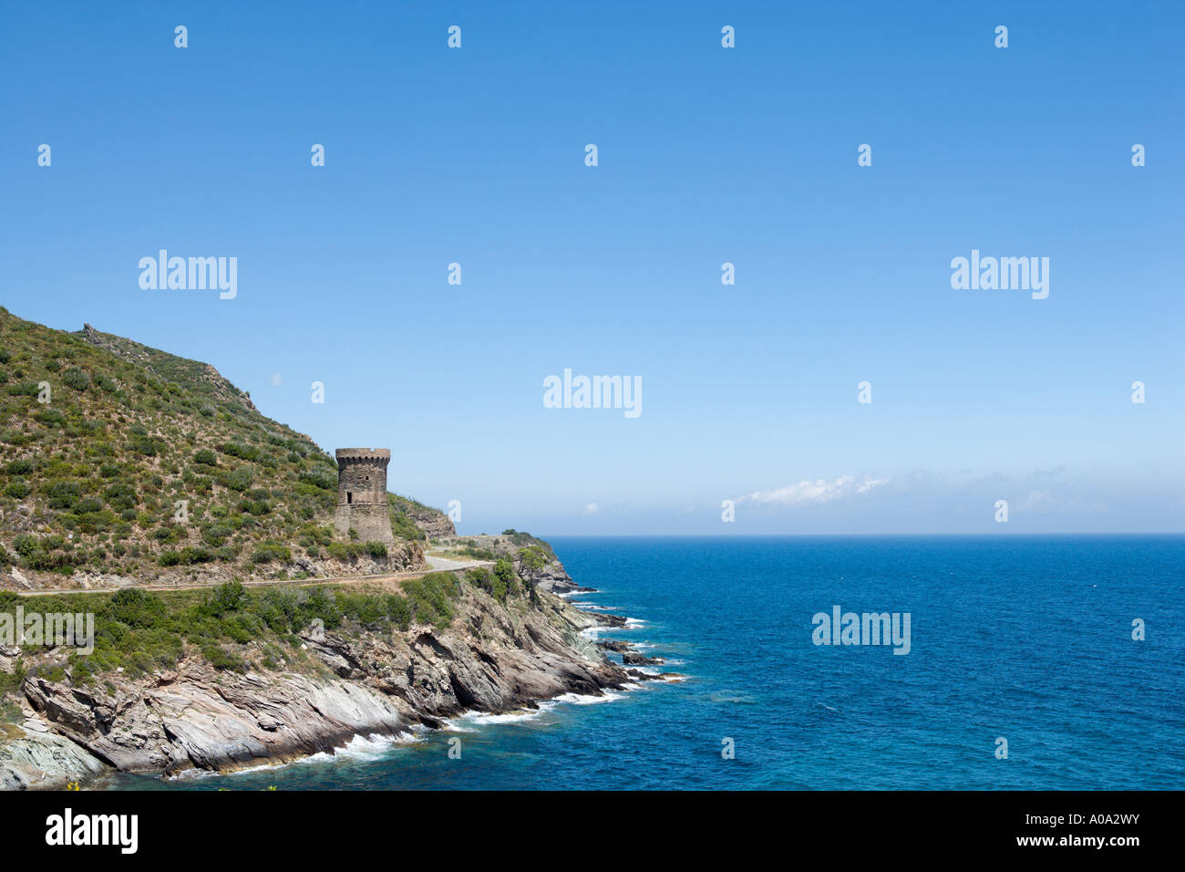 Genueser Wachturm auf der Küstenstraße in der Nähe von Macinaggio, Meria, Cap Corse, Korsika, Frankreich Stockfoto