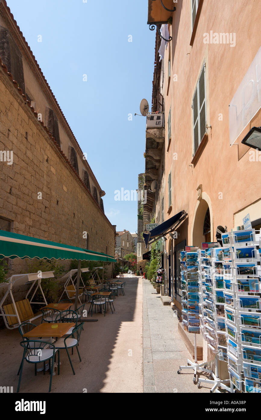 Café und Geschäfte in der alten Stadt von Porto Vecchio, Korsika, Frankreich Stockfoto Café und Geschäfte in der alten Stadt von Porto Vecchio, Korsika, Frankreich Stockfoto