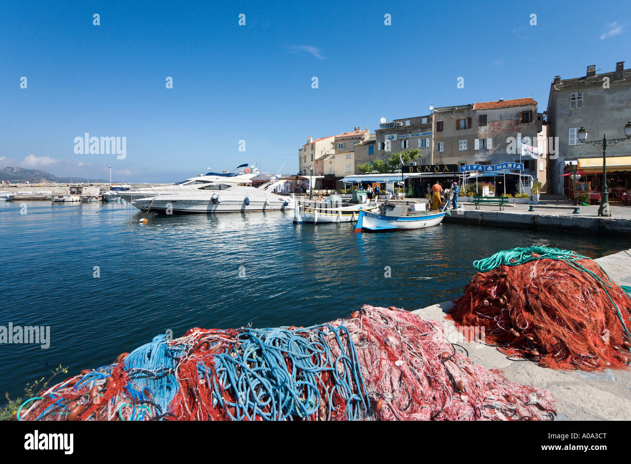 Luxus-Yachten und Fischerboote im Hafen von St. Florent, das Nebbio, Korsika, Frankreich Stockfoto