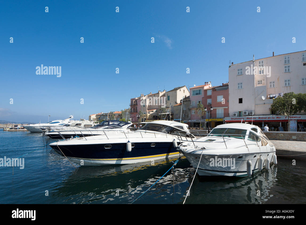 Luxus-Yachten im Hafen von St. Florent, Nebbio, Korsika, Frankreich Stockfoto