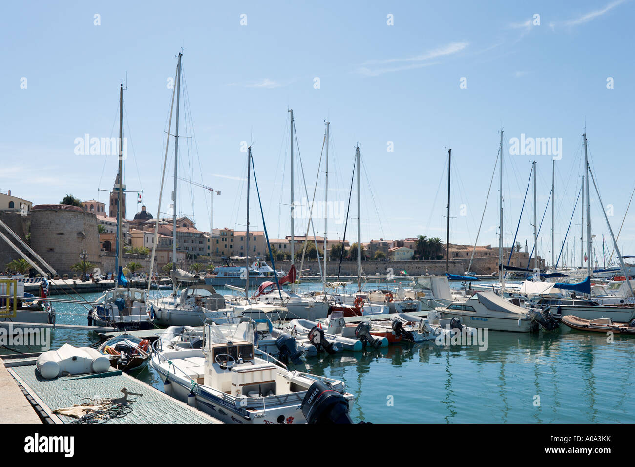 Boote im Hafen mit den Mauern der Altstadt hinter Alghero, Sardinien, Italien Stockfoto Boote im Hafen mit den Mauern der Altstadt hinter Alghero, Sardinien, Italien Stockfoto