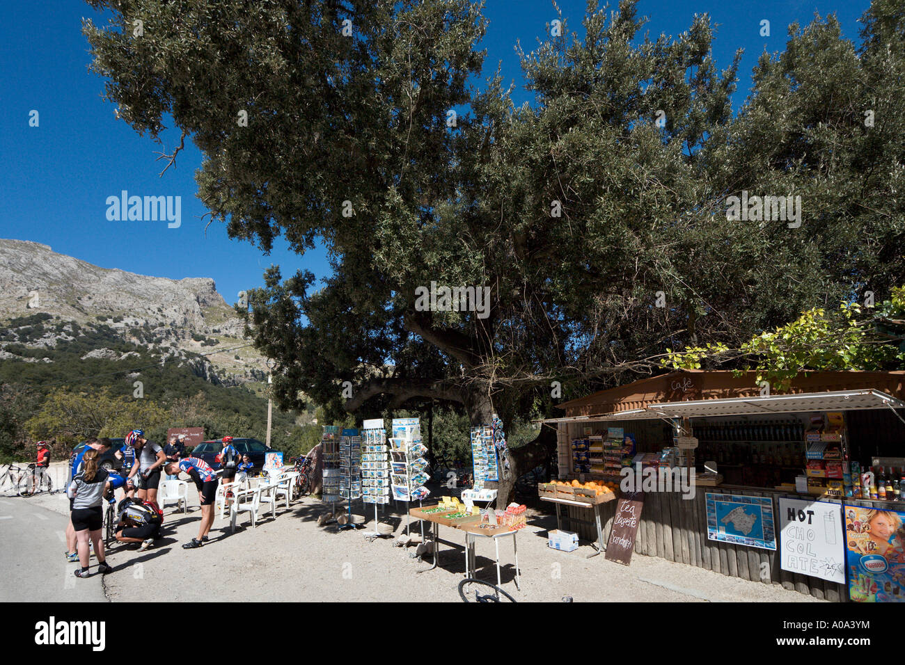 Radfahrer vor einem Straßencafé auf einer Bergstraße in der Nähe von Sa Calobra, Mallorca, Balearen, Spanien Stockfoto