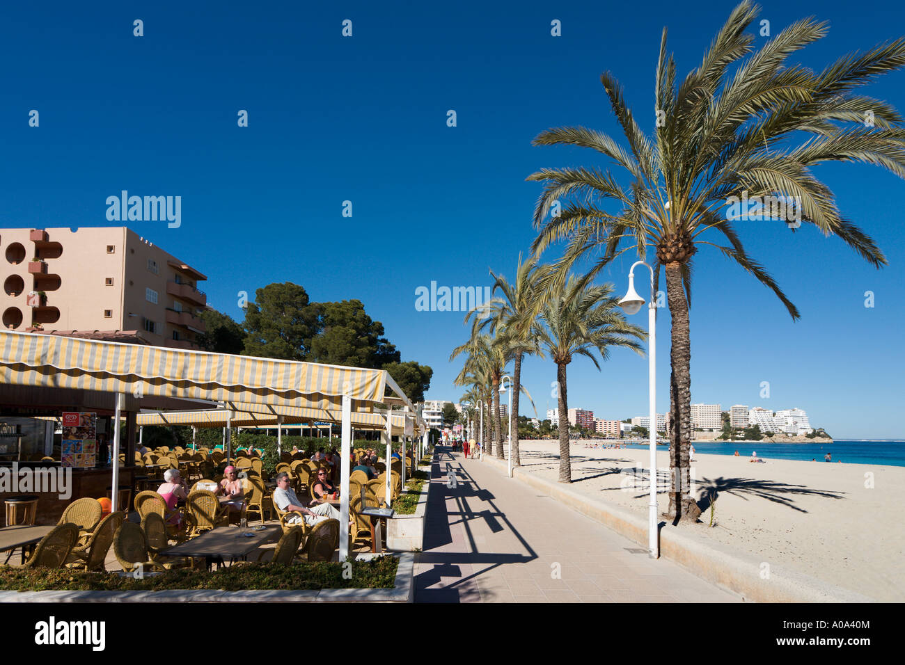 Restaurant am Meer, Promenade und Strand in der Wintersaison, Magaluf, Bucht von Palma, Mallorca, Balearen, Spanien Stockfoto