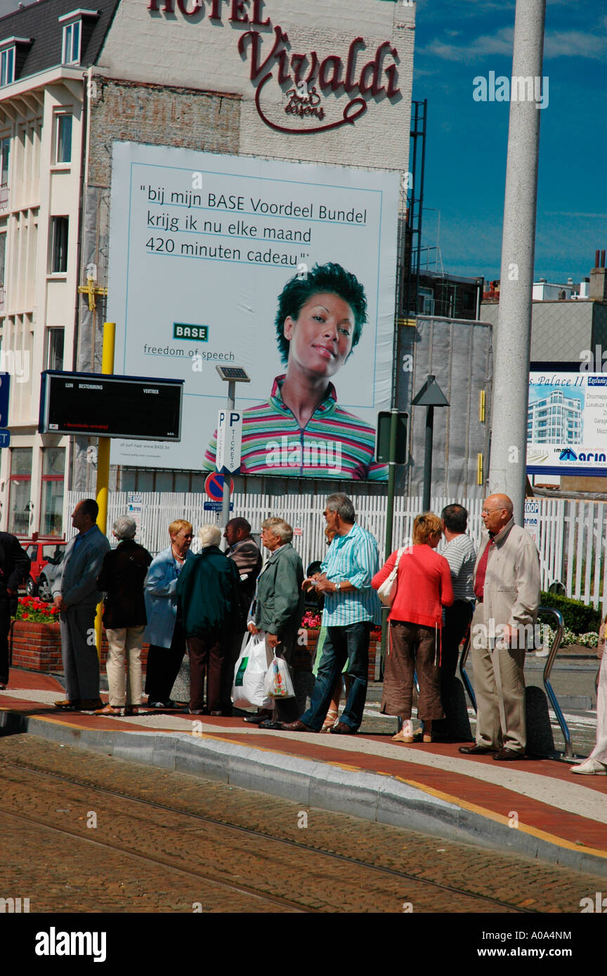 Menschen, die Schlange für eine Straßenbahn unter eine Plakatwand "Meinungsfreiheit" zu sagen. Stockfoto