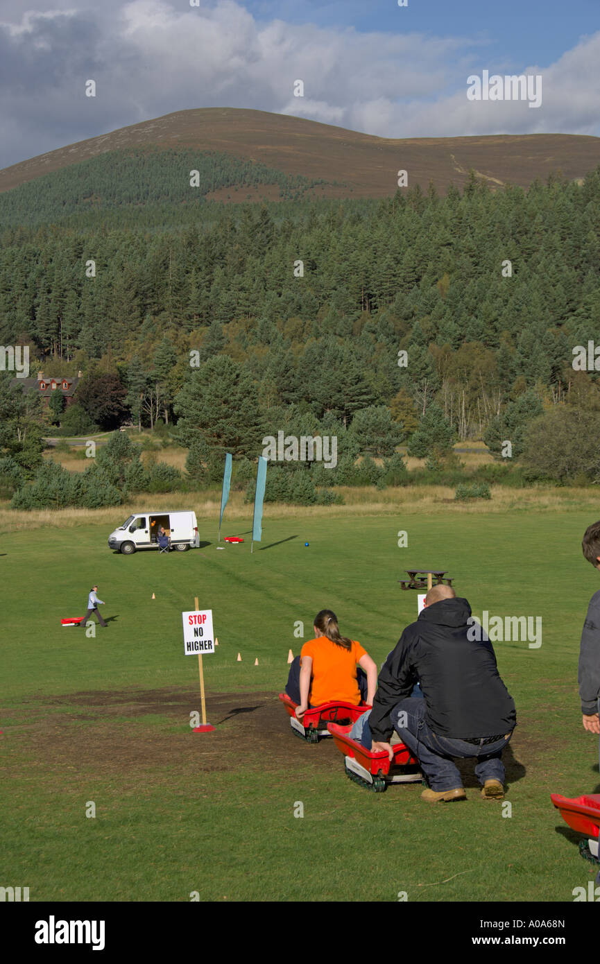 Grass Rodeln Family Fun Rothiemurchus Aviemore Cairngorm National Park Schottisches Hochland Stockfoto