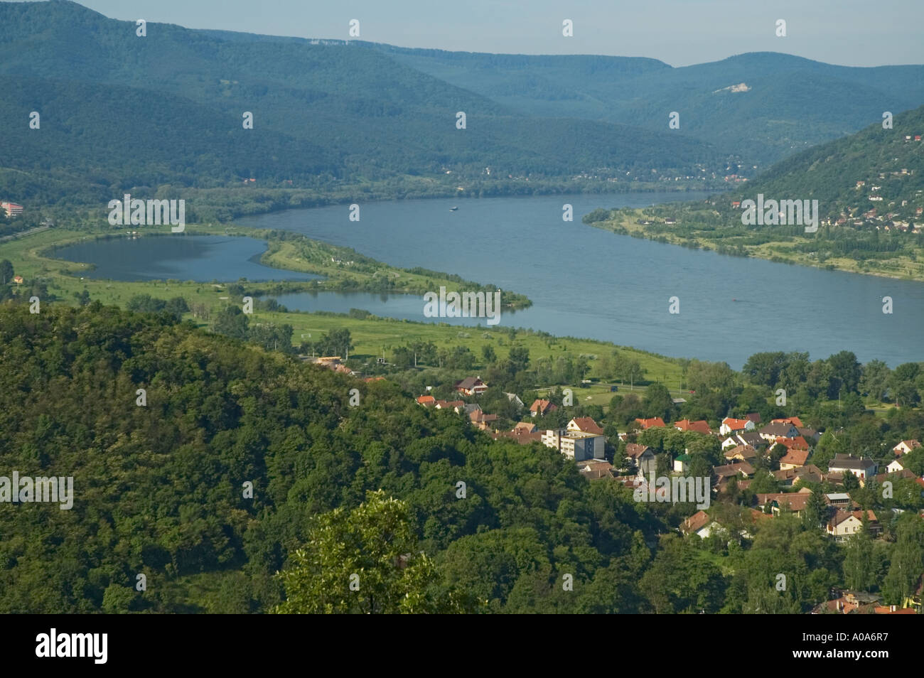 Ungarn-Visegrad Ansicht des Donauknies von Fellegvar Schloss in den Wolken Stockfoto