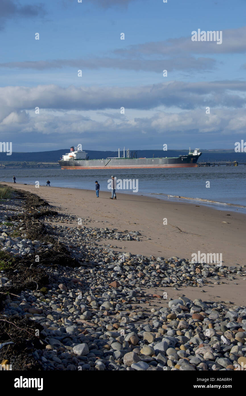 Blick über Cromarty Firth Tanker bei Nigg Öl-Terminal-Familie am Strand von Black Isle Inverness Stockfoto