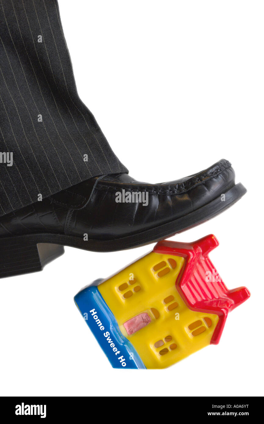 Finanzkonzept Bild - Schuh Herren Anzug der Stadt treten auf Spielzeug Haus Stockfoto