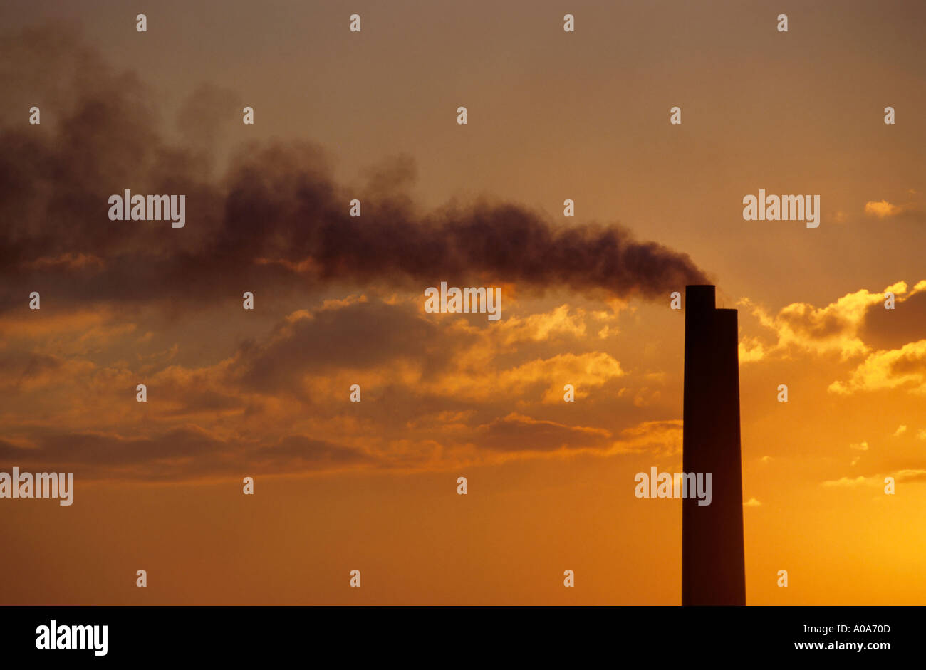 Silhouette von einem industriellen Rauchen Schornstein in einem Kraftwerk bei Sonnenuntergang Stockfoto