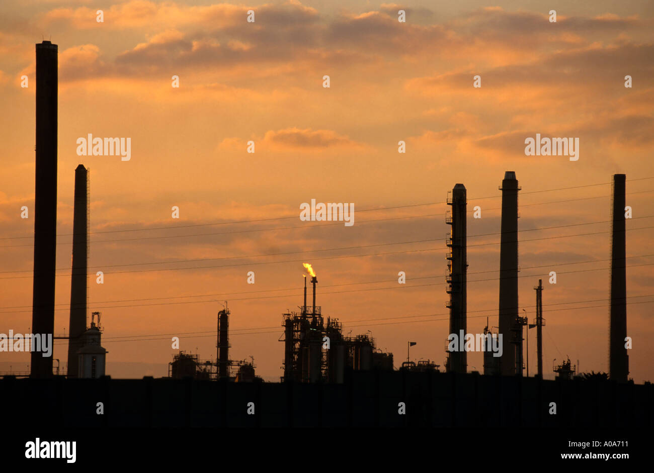 Erdölraffinerie bei Sonnenuntergang Stockfoto