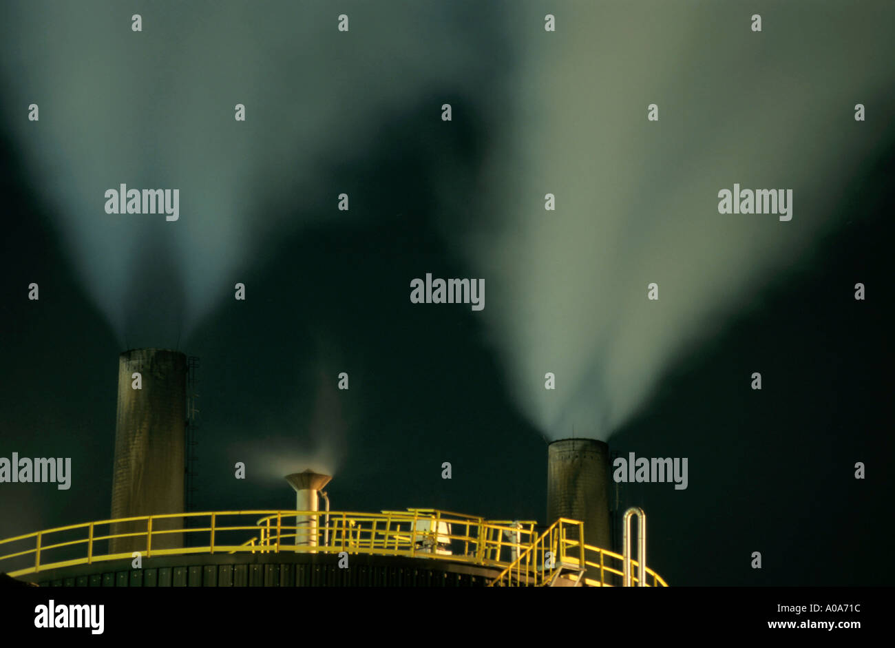 Erdöl-Raffinerie Schornsteine in der Nacht, Frankreich. Stockfoto