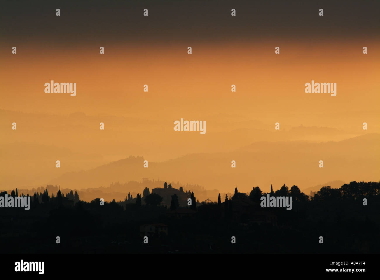 Nebligen Morgen San Gimignano Val di Chiana Toskana Italien EU Europa Stockfoto