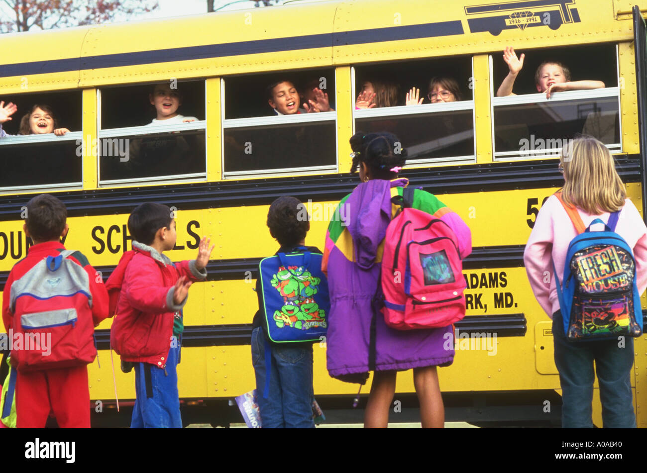 Grundschüler immer auf Bus-Modell veröffentlicht Stockfoto