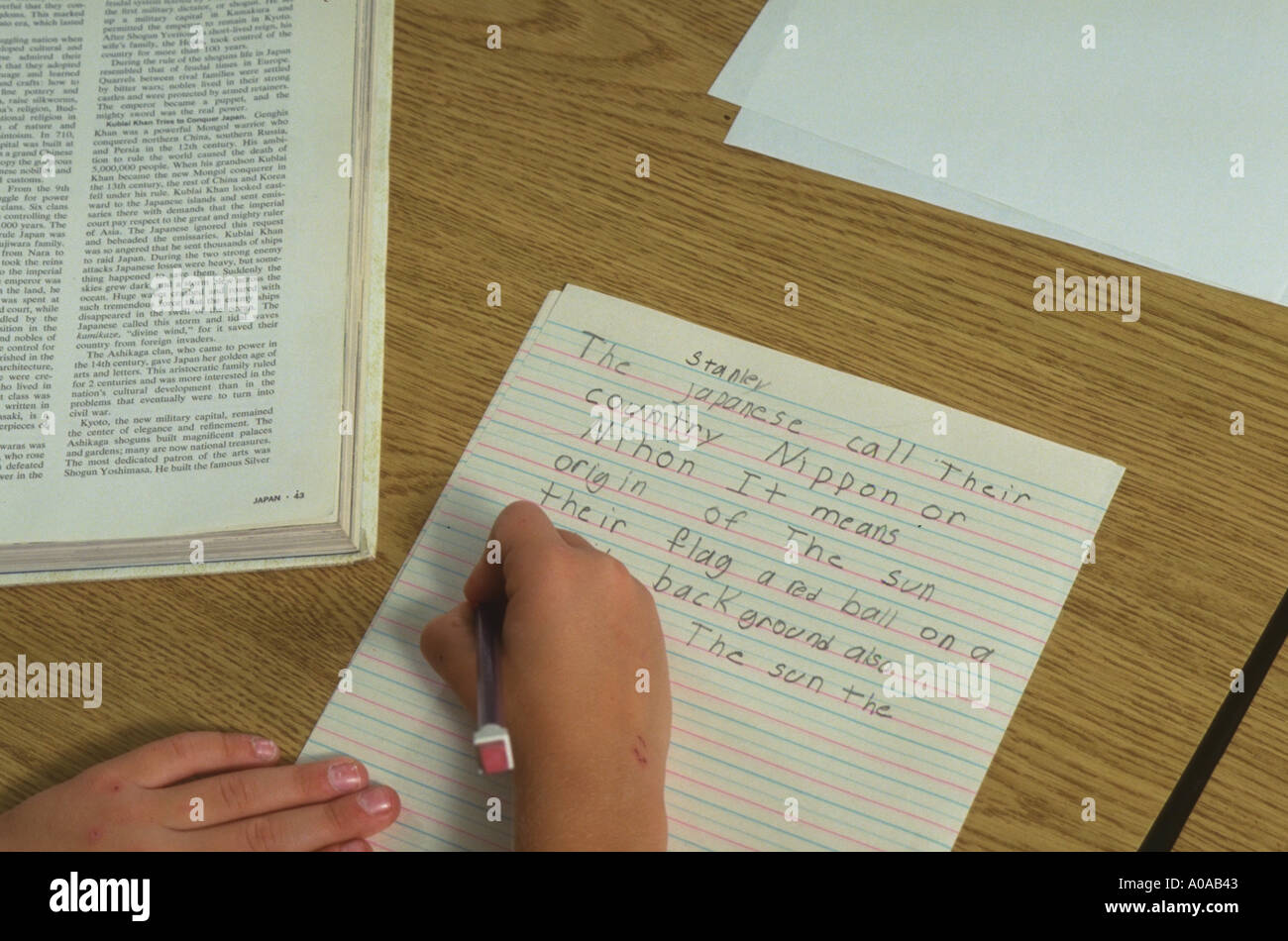 Nahaufnahme von Hand schreiben oder Drucken der fünften Klasse Student Modell veröffentlicht Stockfoto