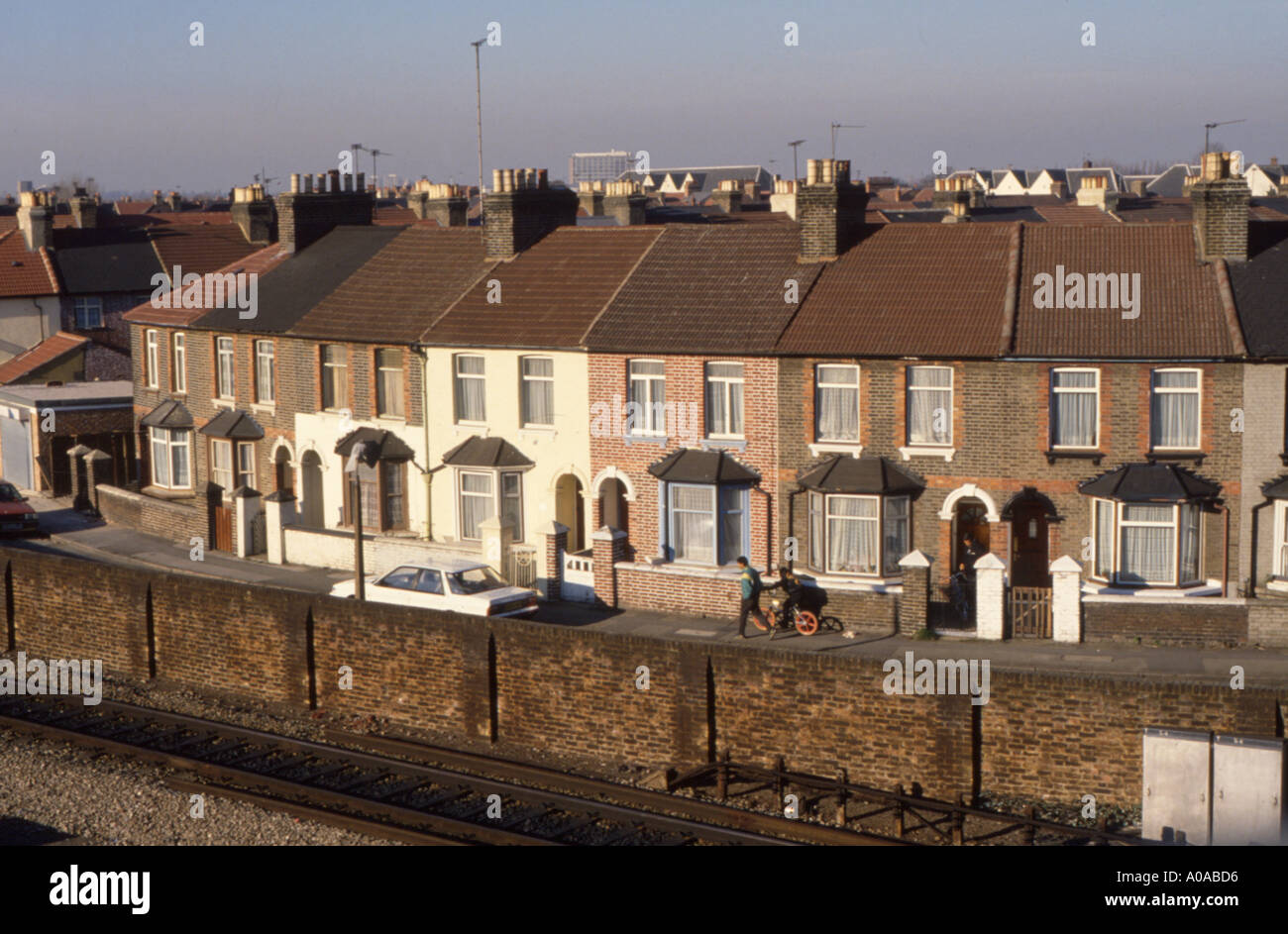 Der Halbmond Bahnseite Häuser, Southall Middlesex Stockfoto