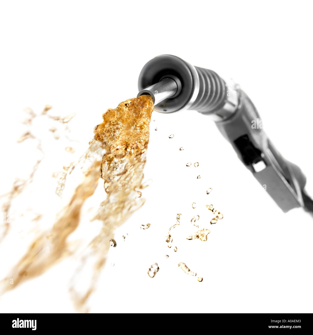 Eine Benzin-Düse gießt Benzin in Richtung Kamera in einem dramatischen Winkel Einfrieren Tröpfchen. Stockfoto Eine Benzin-Düse gießt Benzin in Richtung Kamera in einem dramatischen Winkel Einfrieren Tröpfchen. Stockfoto