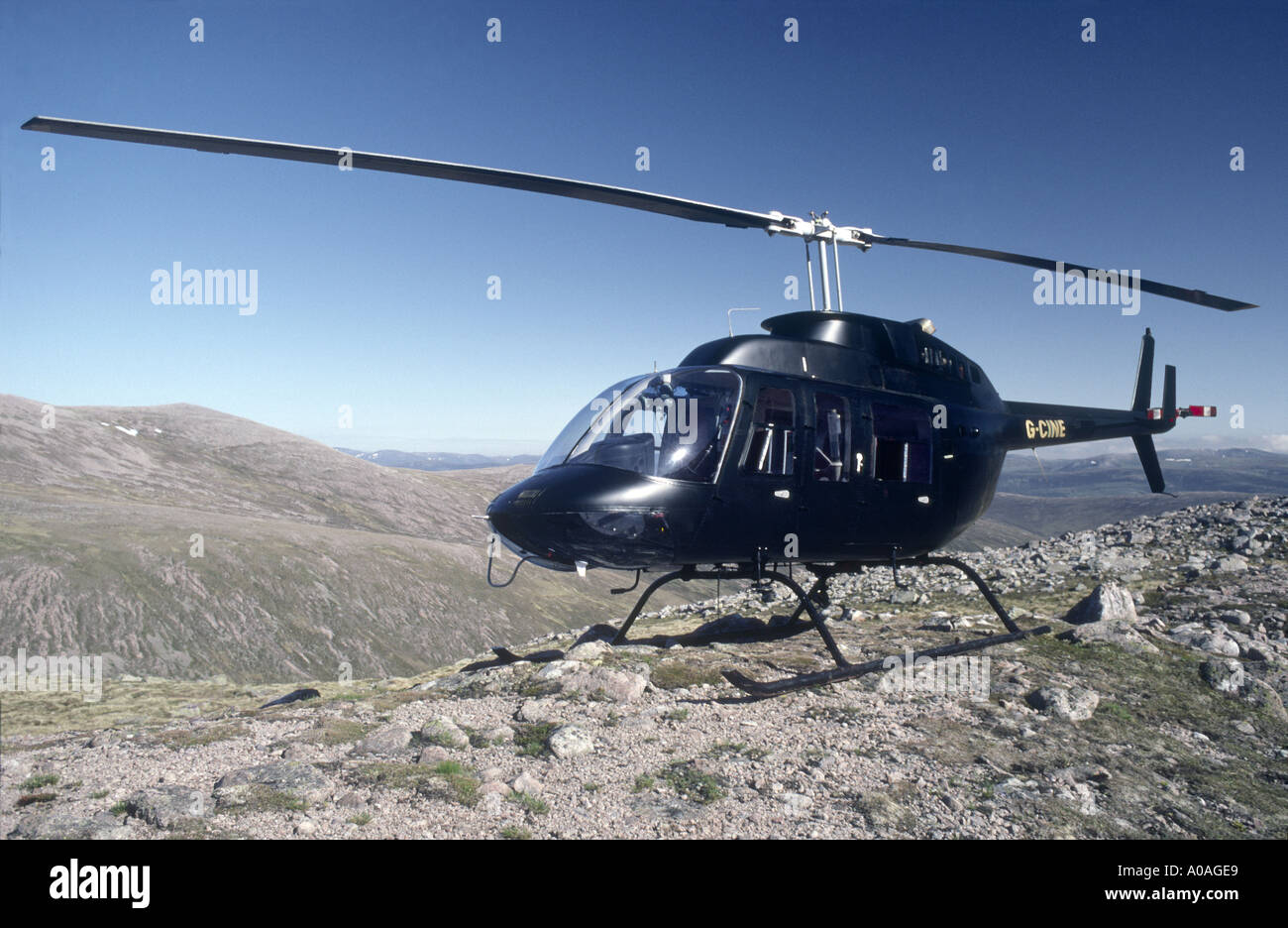 Bell 206L Longranger 1 General Abcoilvorrichtung Leichthubschrauber auf der Cairngorms-Schottland.   GAV 2094-86 Stockfoto