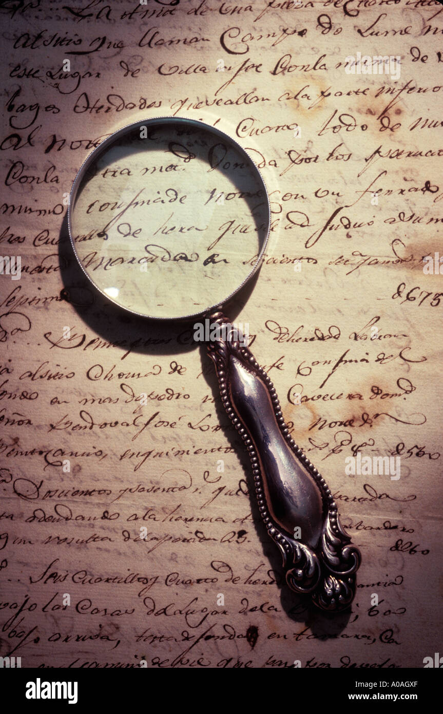 Lupe auf altes Dokument Stockfoto