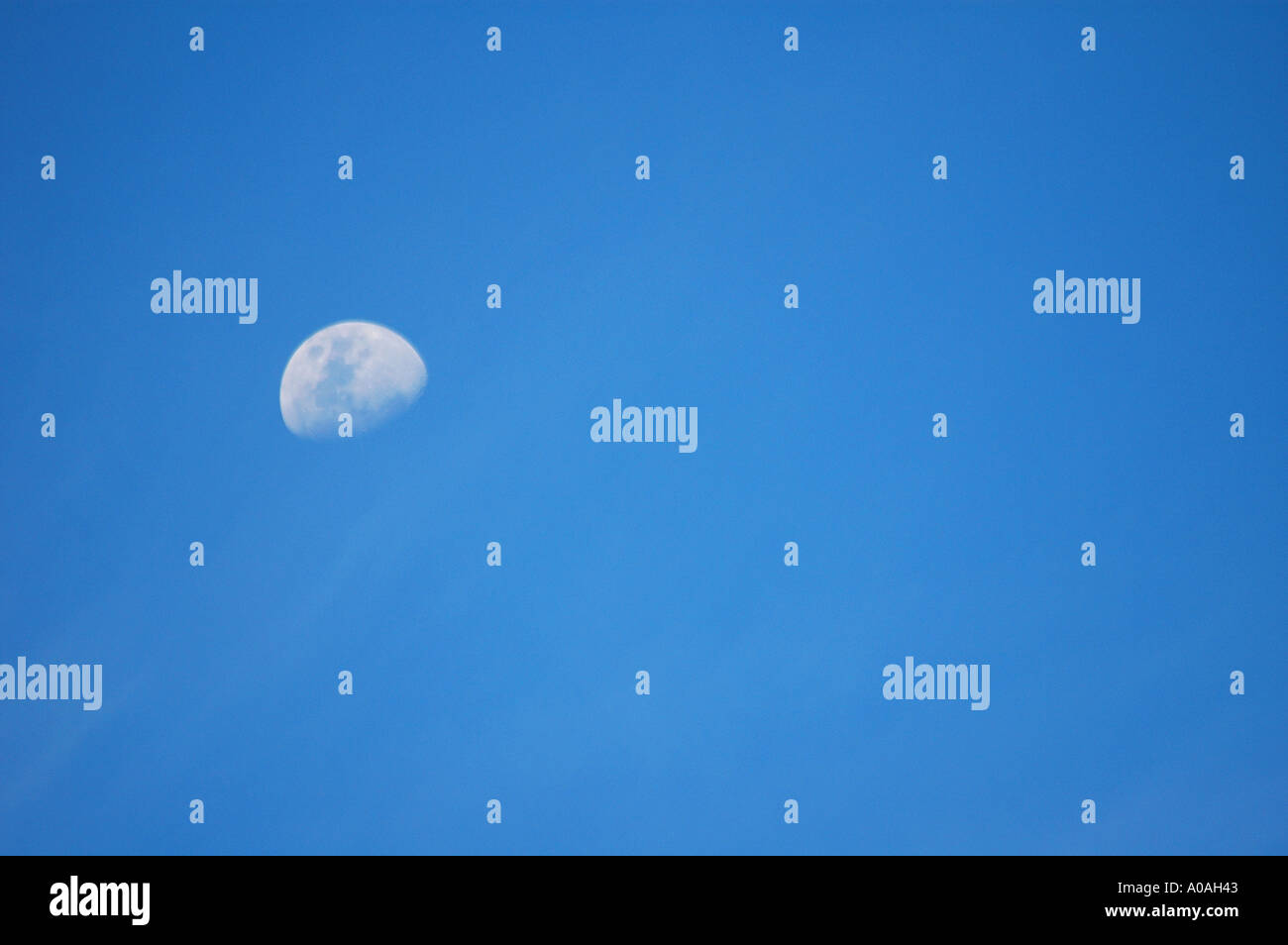 Der Mond in einem klaren blauen Himmel, Australien Stockfoto