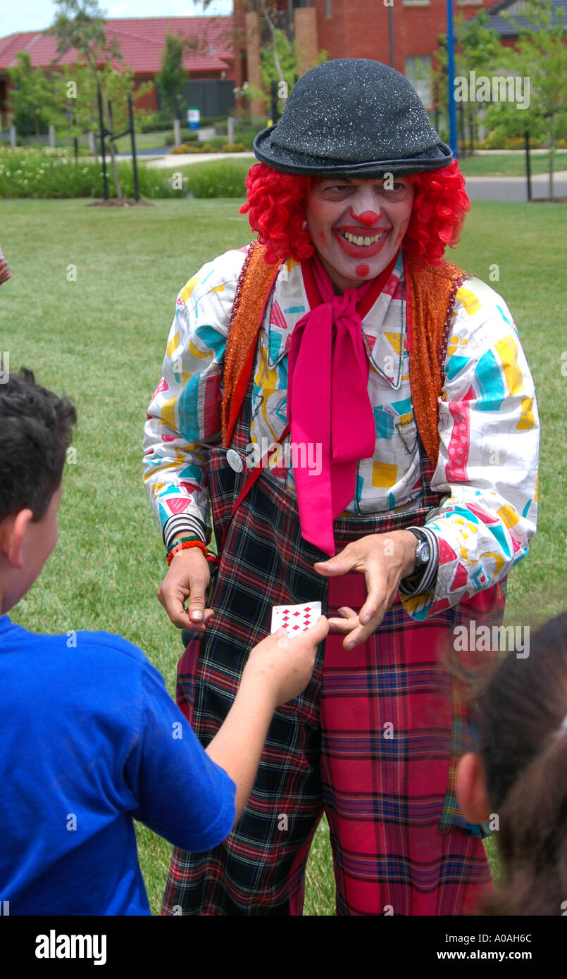 Ein Clown macht einen Kartentrick mit Kindern, Melbourne, Victoria, Australien Stockfoto