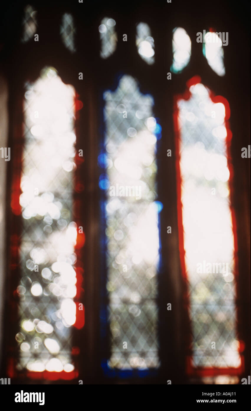 Impressionistische drei lange Kirchenfenster mit klaren verbleit Diamant Scheiben aber mit rot oder blau mit Fransen Stockfoto