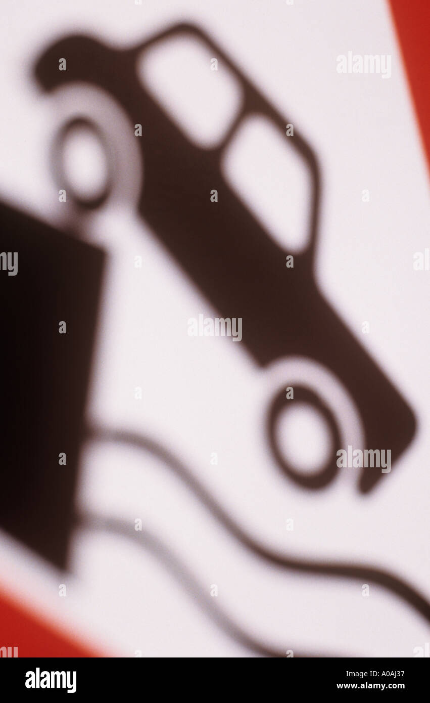 Defokussierten Roadsign Warnung Treiber, die sie ins Meer oder Fluss fallen könnte Stockfoto