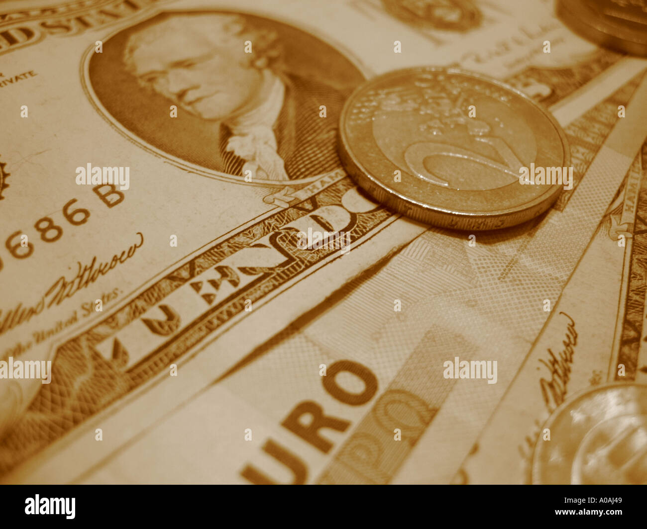 Euro und Dollar in Sepia Farbe mit Münzen Stockfoto