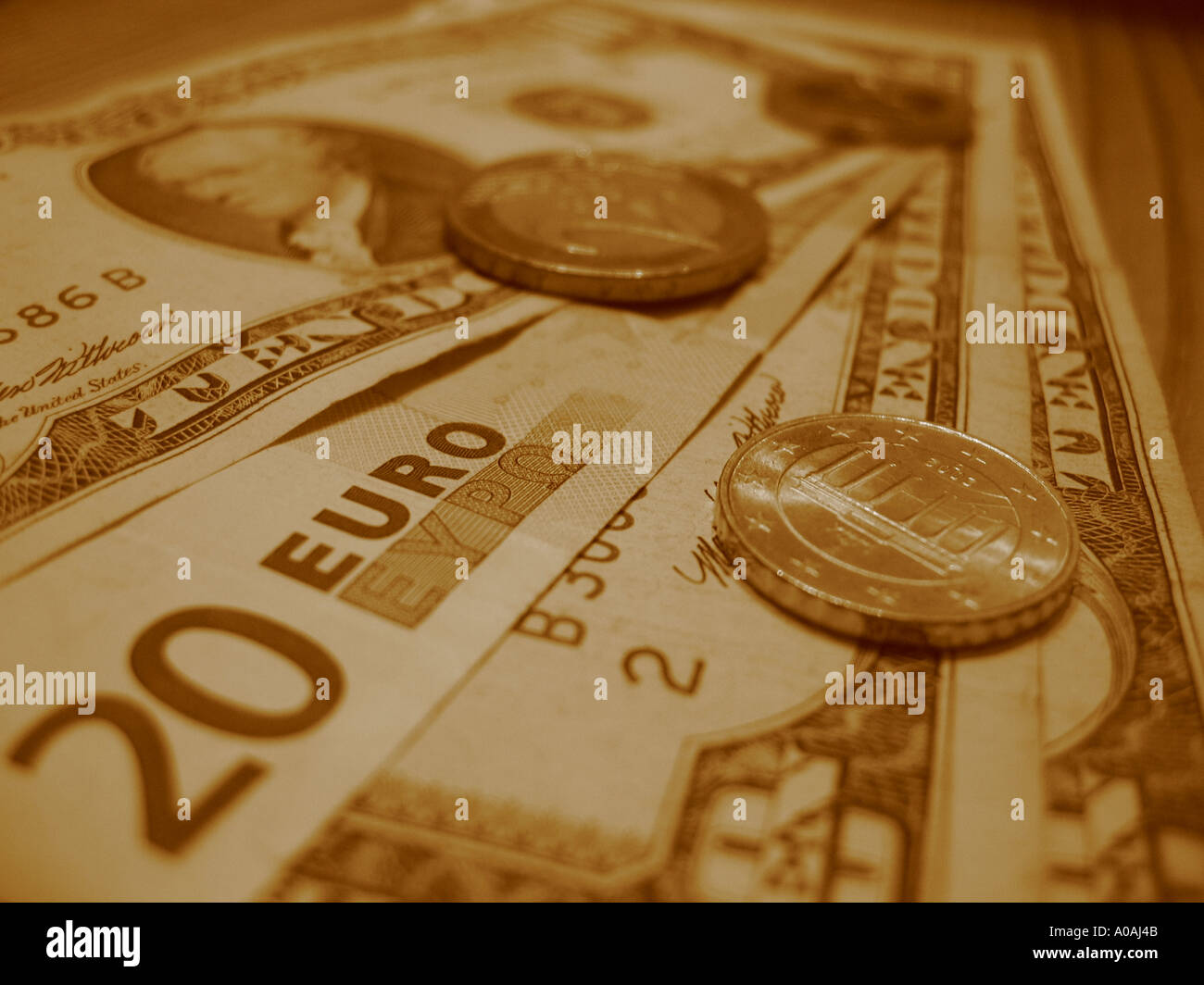 Euro und Dollar in Sepia Farbe mit Münzen Stockfoto