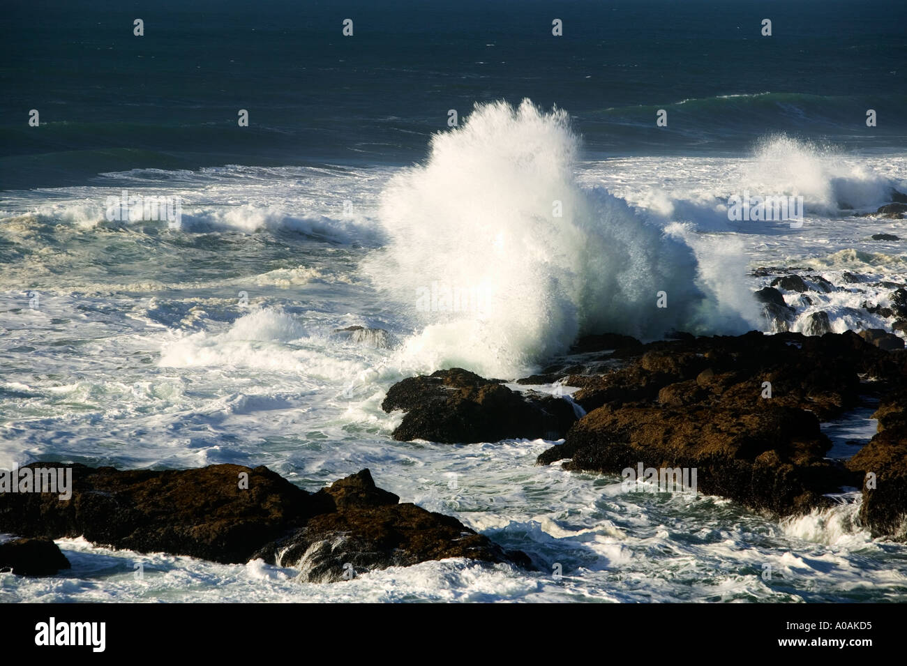 Sturmwellen vor der Oregon Küste in der Nähe von Ruhestand Stockfoto