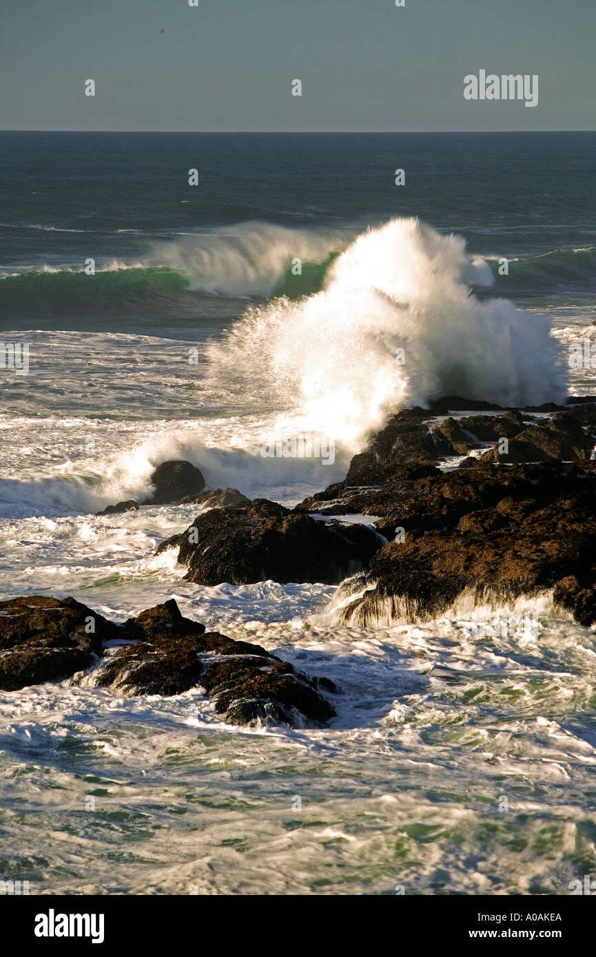 Sturmwellen vor der Oregon Küste in der Nähe von Ruhestand Stockfoto