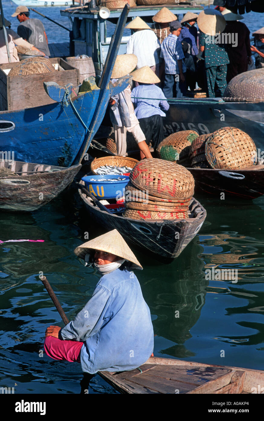 Vietnamesische Frauen, die mit einem Boot zum Ufer Wassertaxi-Service für Unternehmen am Thu Bon Fluss in Hoi An Vietnam Zwirnen Stockfoto
