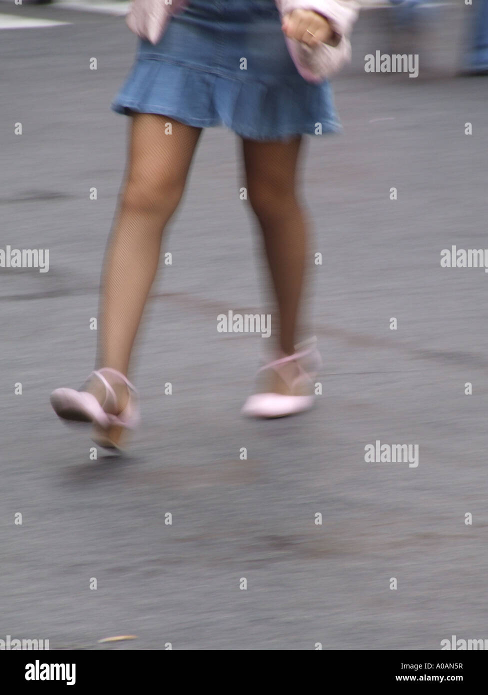 junge Frau, die zu Fuß in der Stadt Stockfotografie - Alamy