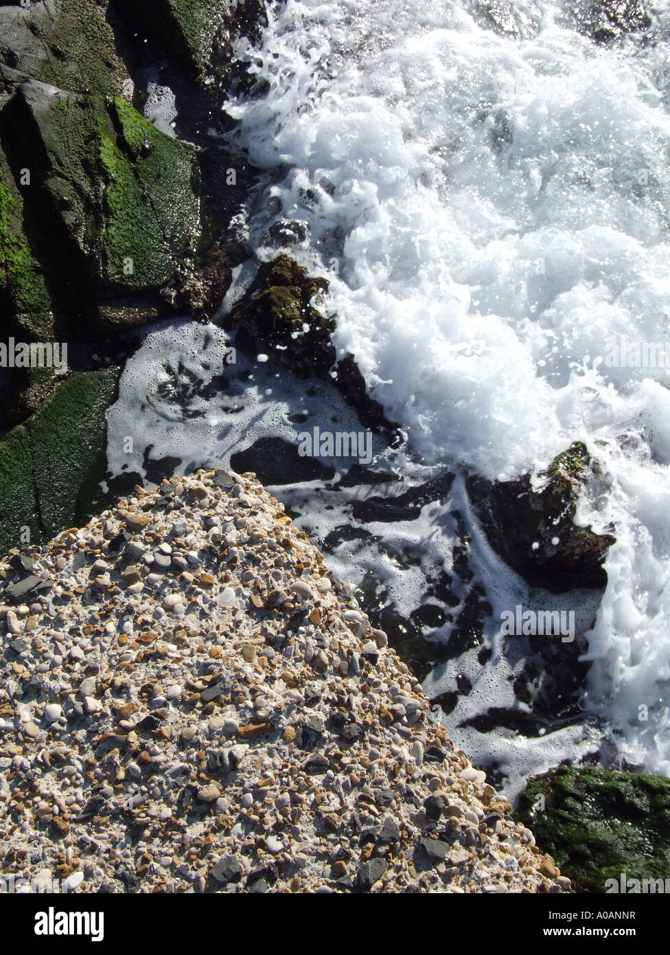 Wellen, die auf Felsen am Meeresufer Stockfoto