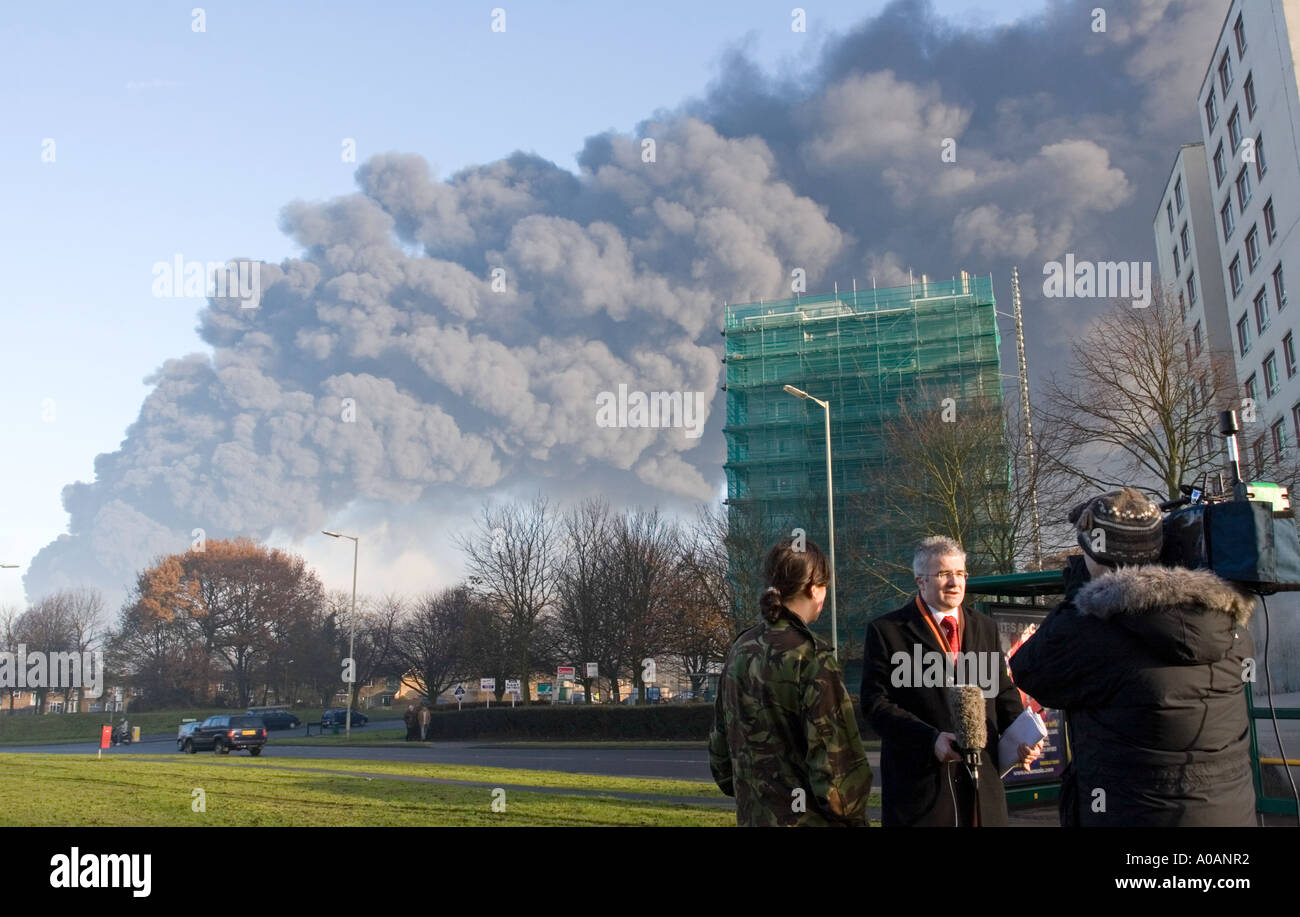 Sky-tv-News-Reporter Buncefield Oil Depot Feuer Hemel Hempstead Hertfordshire Stockfoto