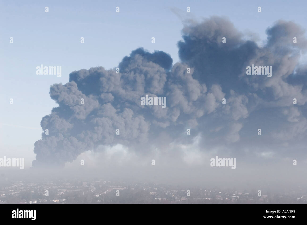 Ploom von Buncefield Oil Depot Feuer Hemel Hempstead Hertfordshire zu rauchen Stockfoto