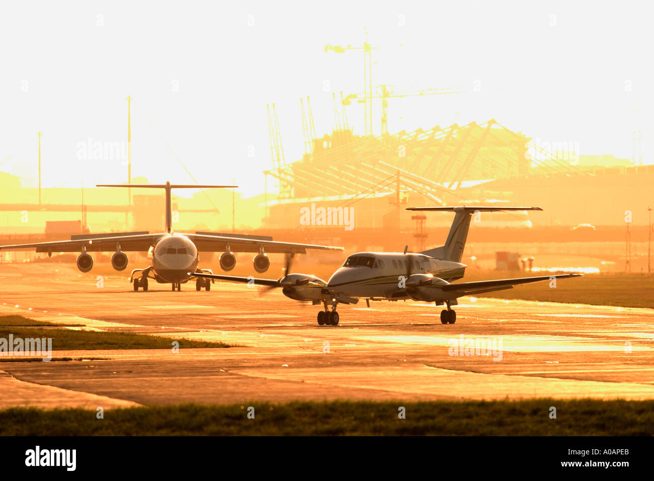 Zwei Flugzeuge auf der Piste in Warteschlange für die Ausreise Stockfoto