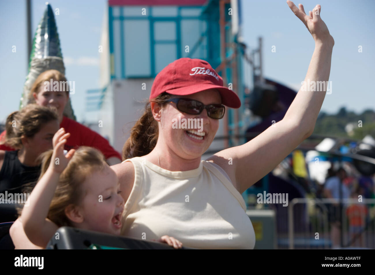 Porträt kaukasischen Mutter und Tochter auf Unterhaltung ritten Kirmes Stockfoto