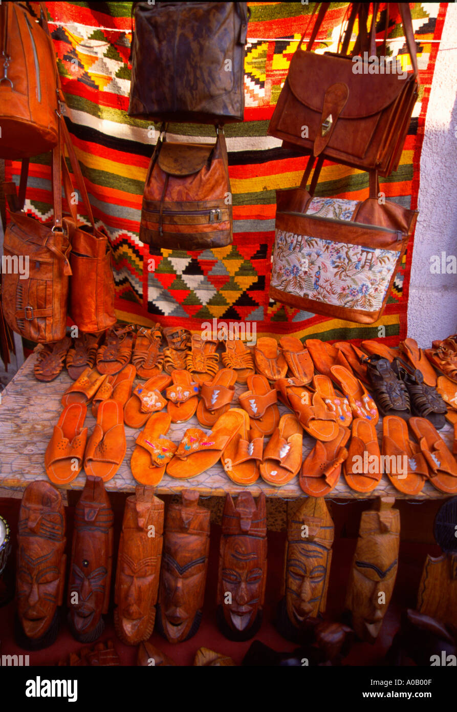 Leder Taschen Schuhe Sandalen Holzstatuen Teppiche außerhalb Store-Display  Tunesien 1142 Stockfotografie - Alamy