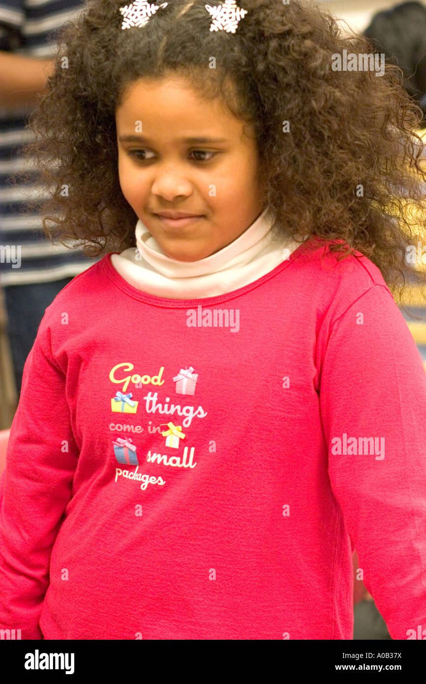 Young African American Mädchen 4 Jahre bei Weihnachtsfeier mit Sternen in Haar. St Paul Minnesota MN USA Stockfoto