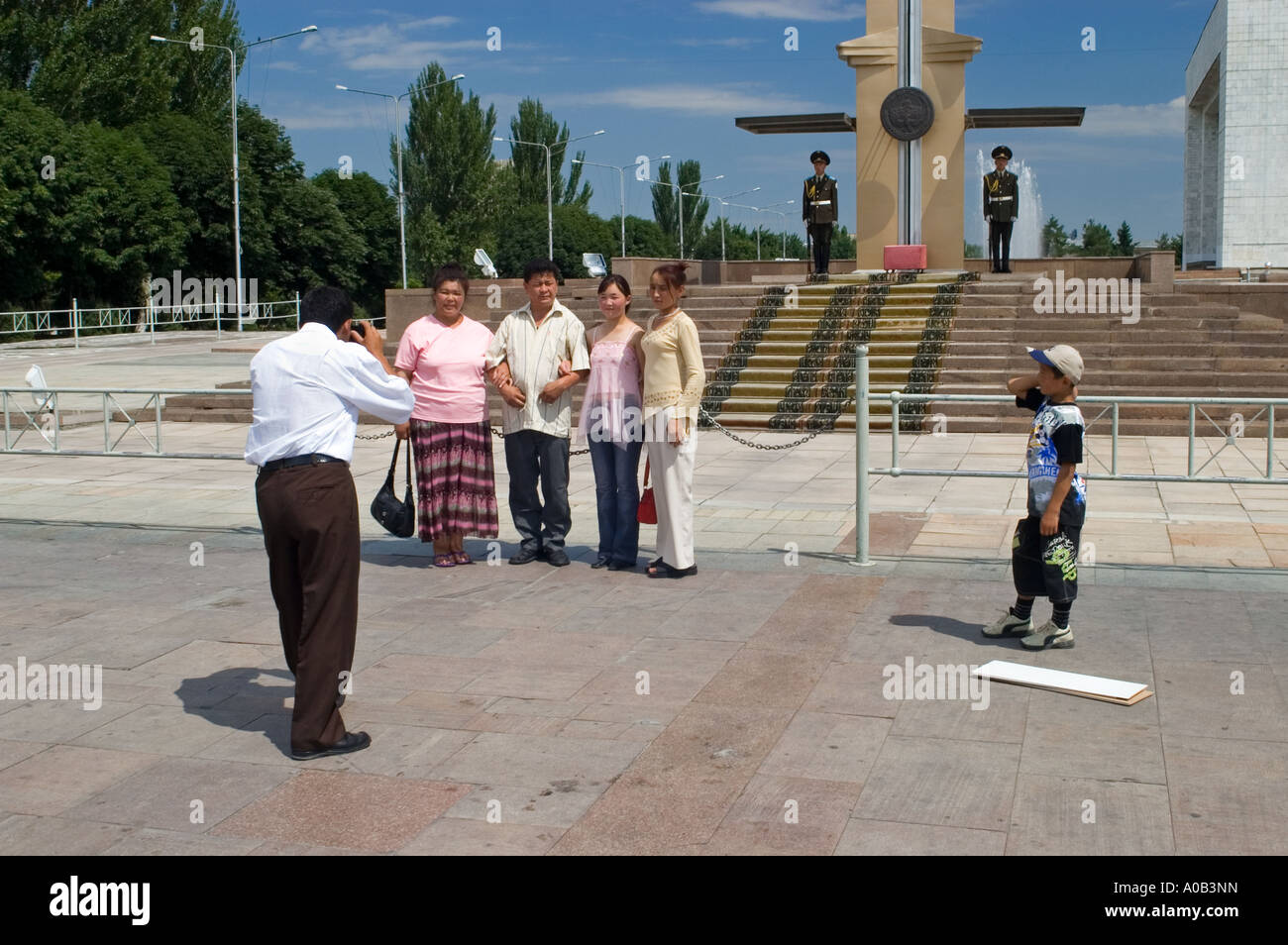 Menschen vor dem Museum der nationalen Geschichte Bischkek Frunse Kirgisische Republik Kirgisistan Stockfoto