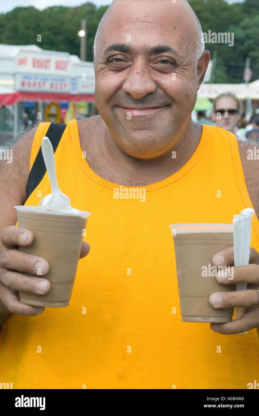Porträt-Latino-Mann mit gefrorene Getränke an Kirmes Stockfoto